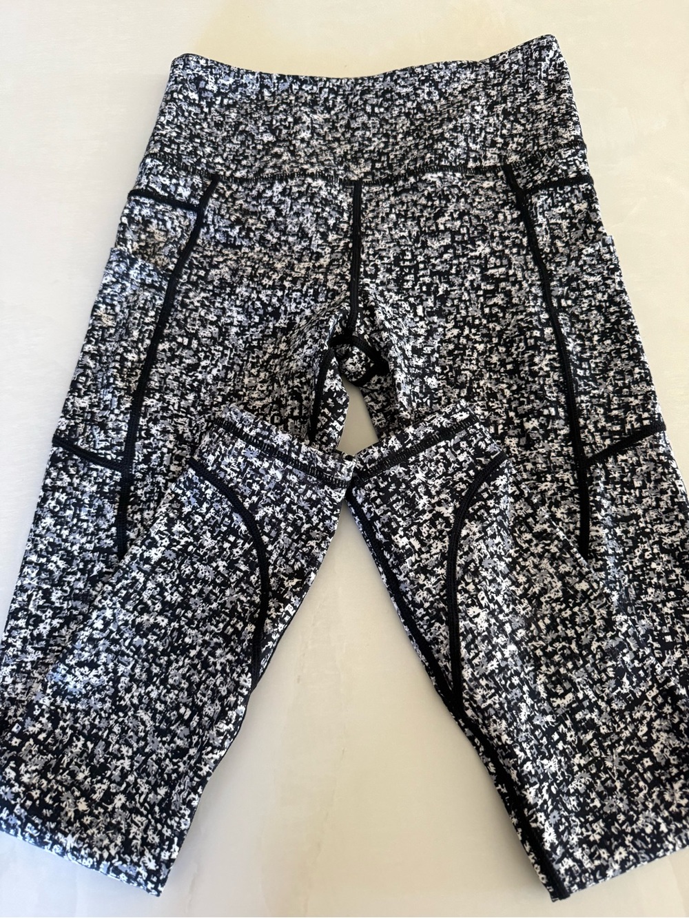 Zyia Active Pocket Black & White Patterned Leggings